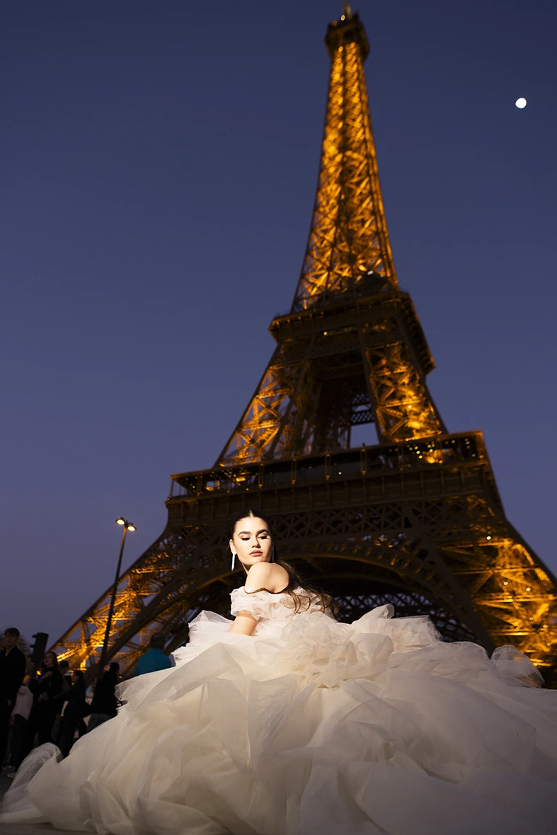 Editorial de moda en París frente a la Torre Eiffel con la modelo Ivana, fotografiada por Inma del Valle.