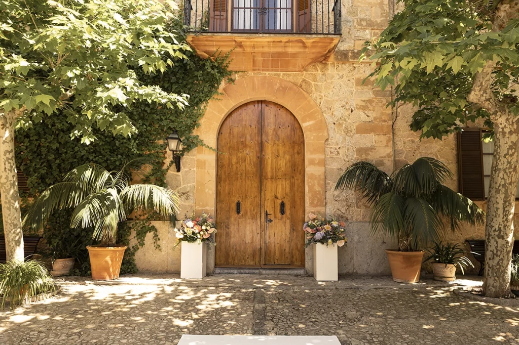 Puerta principal de la finca Son Togores en Mallorca decorada para boda