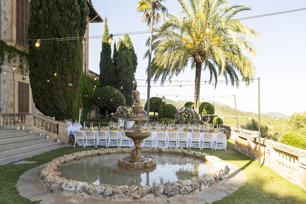 Fuente central y montaje de ceremonia en la finca Son Togores en Mallorca