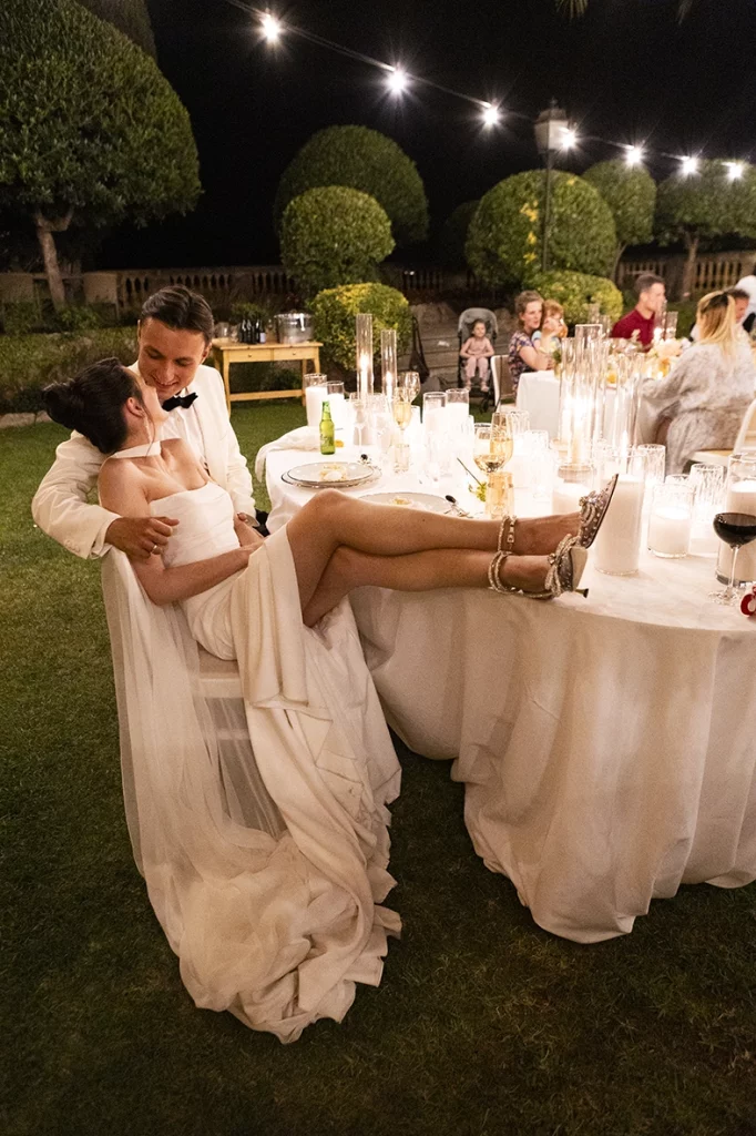 Novios relajados durante la cena en la finca Son Togores en Mallorca