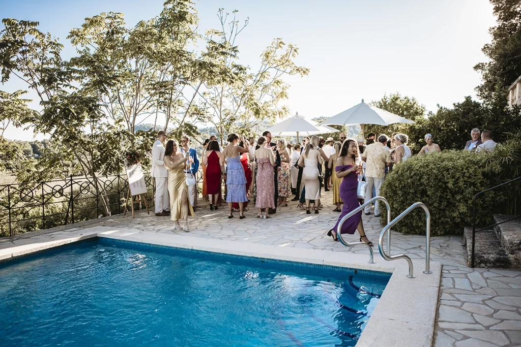 Invitados junto a la piscina durante el cóctel en la finca Son Togores en Mallorca