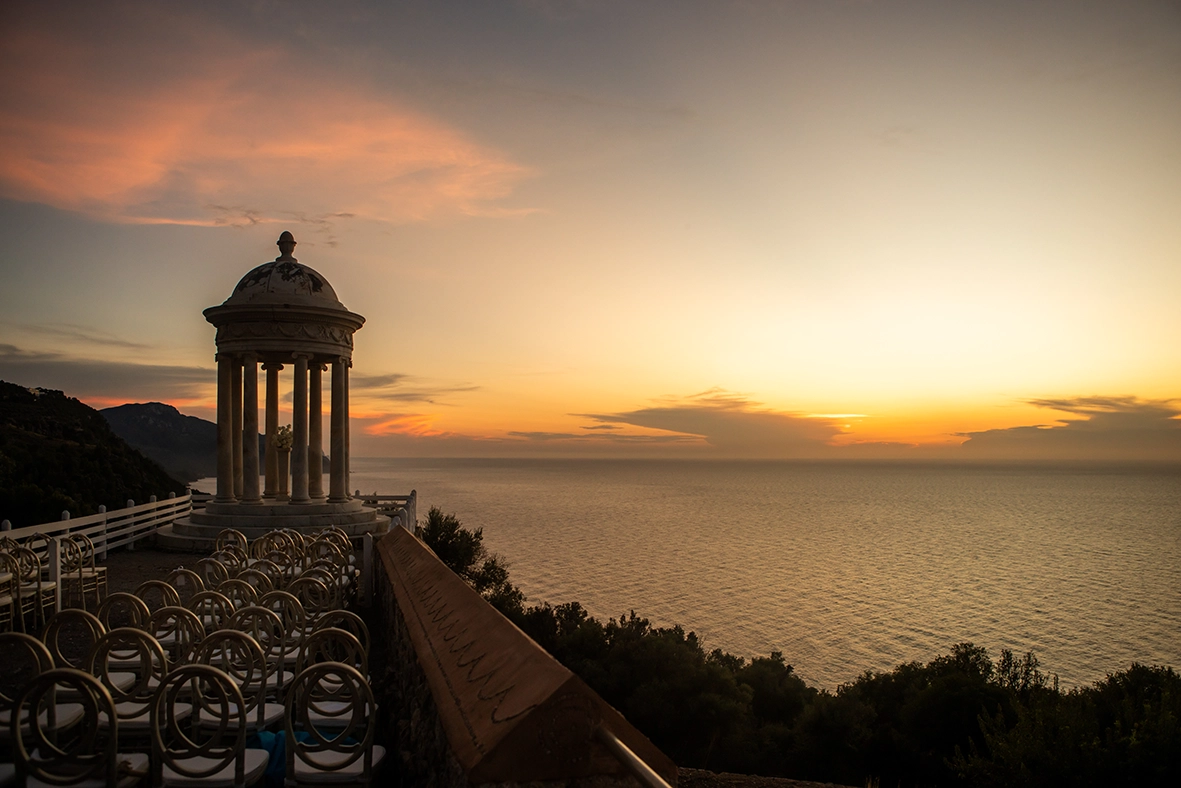 atardecer en Son Marroig Mallorca con vistas al mar y templete