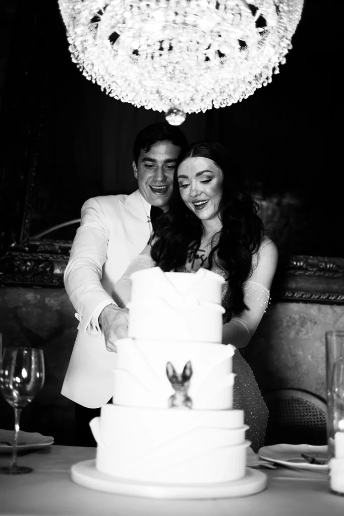 novios cortando tarta de boda en Son Marroig Mallorca de noche