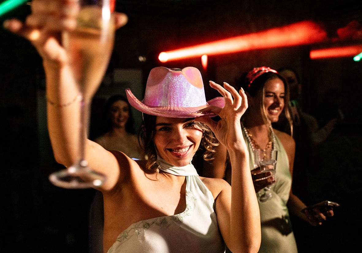 invitada bailando con sombrero rosa en fiesta de boda en Son Marroig Mallorca