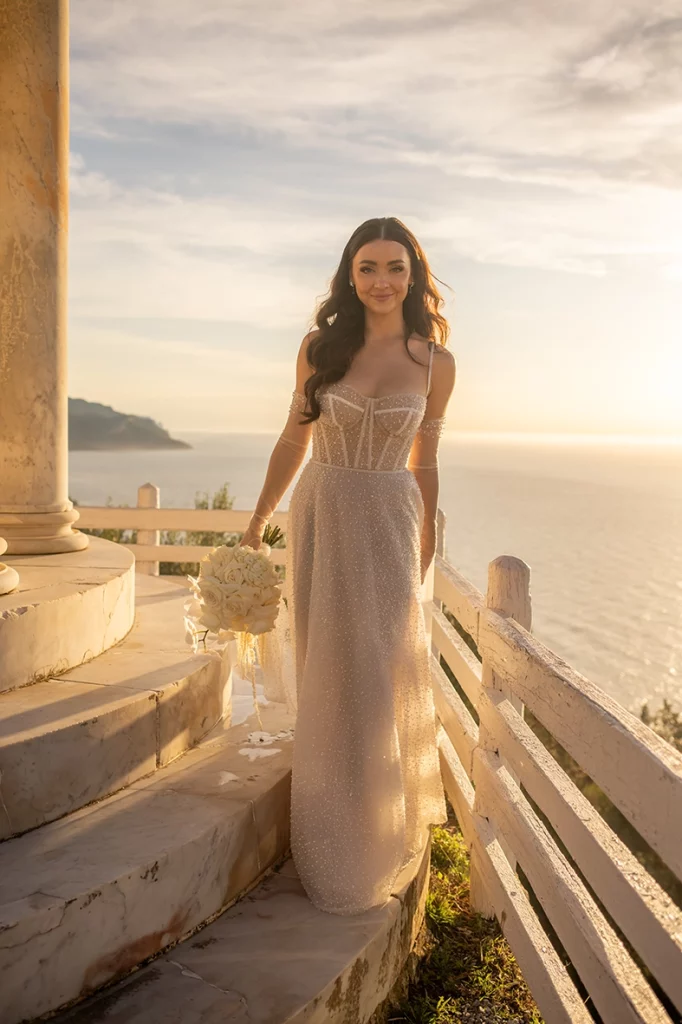 novia caminando en Son Marroig Mallorca con vistas al mar al atardecer