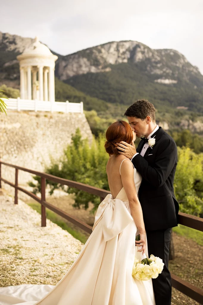 novios abrazándose en Son Marroig Mallorca con el templete al fondo