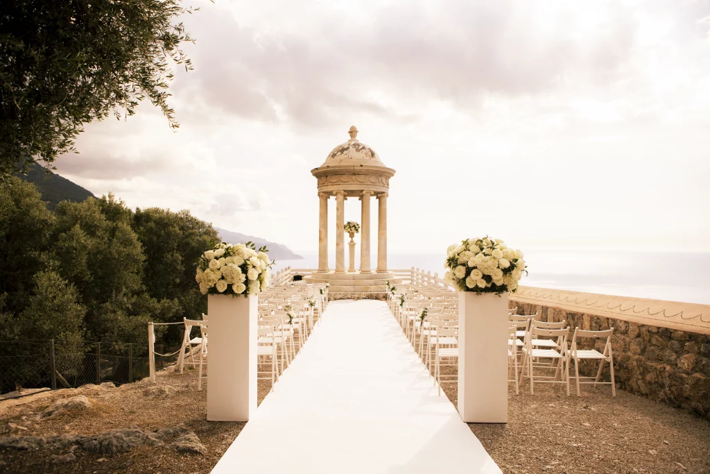 pasillo de ceremonia en Son Marroig Mallorca con templete al fondo