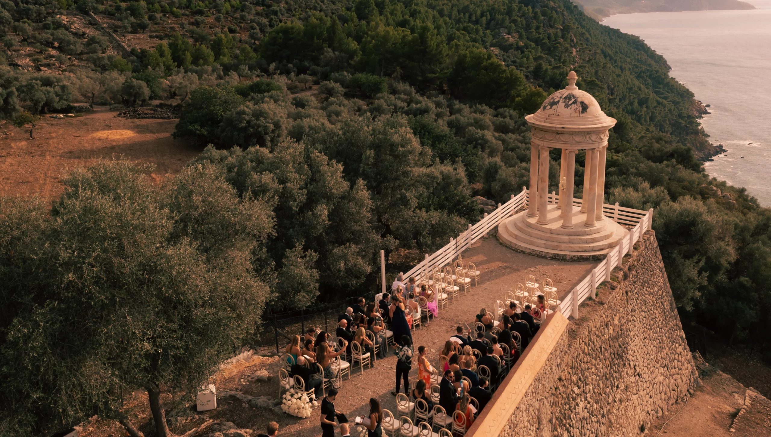 vista aérea de ceremonia de boda en Son Marroig Mallorca con invitados