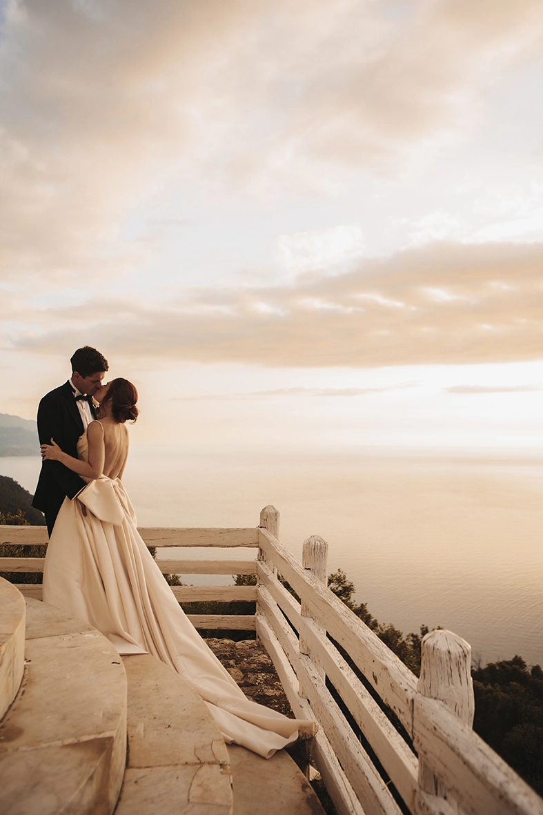 novios junto al mar en Son Marroig Mallorca al atardecer