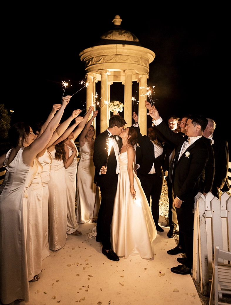 novios saliendo de ceremonia con bengalas en Son Marroig Mallorca de noche