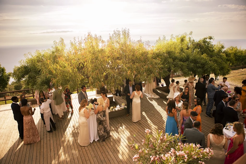 cóctel de boda en Son Marroig Mallorca con invitados al atardecer