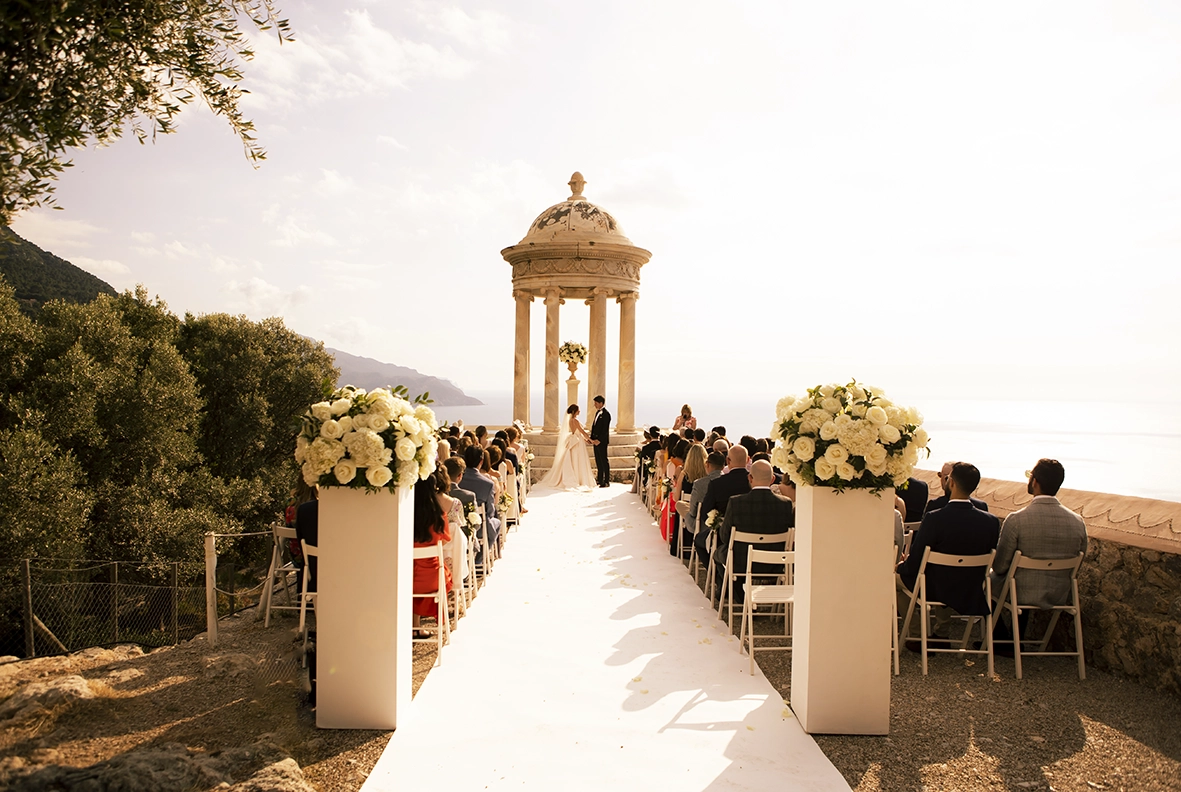 ceremonia de boda en Son Marroig Mallorca con pasillo y templete al fondo