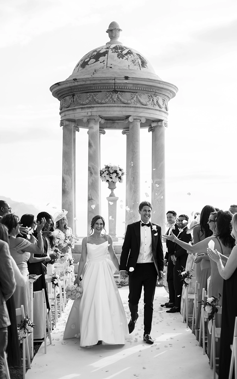 salida de novios tras ceremonia en Son Marroig Mallorca con invitados