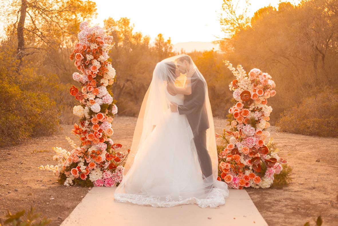 wedding couple Son Veri Mallorca floral arch