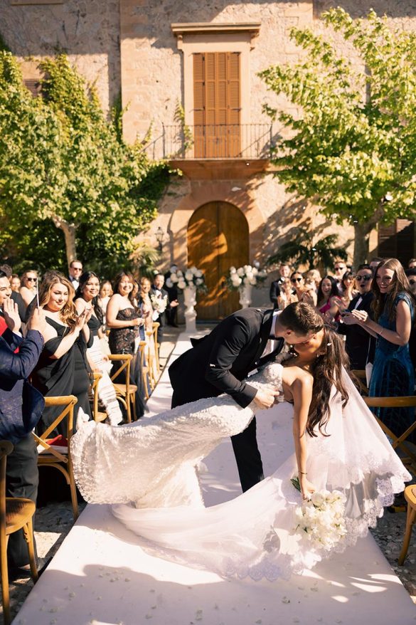 Beso de los novios al final de la ceremonia en una boda en finca Son Togores Mallorca