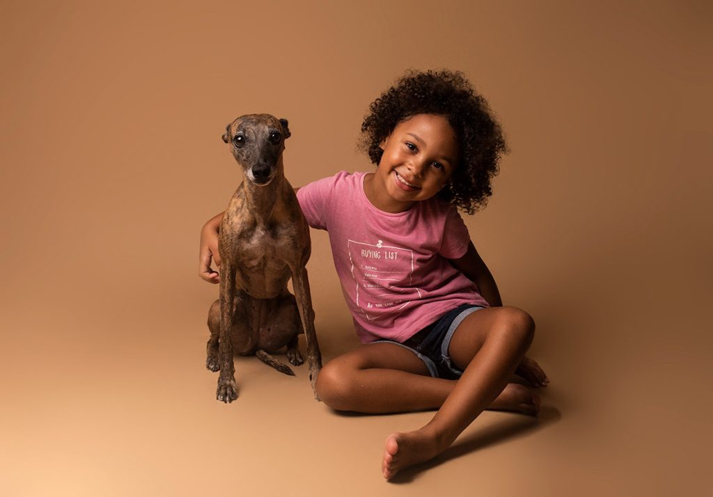niña con perro en sesión de fotos infantil