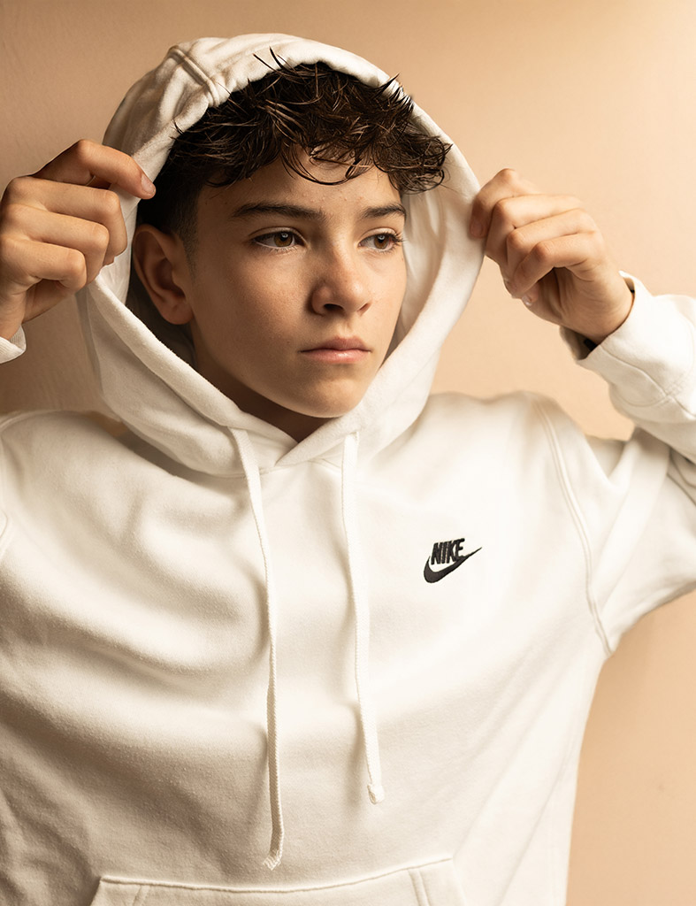 chico joven con sudadera en sesión de fotos