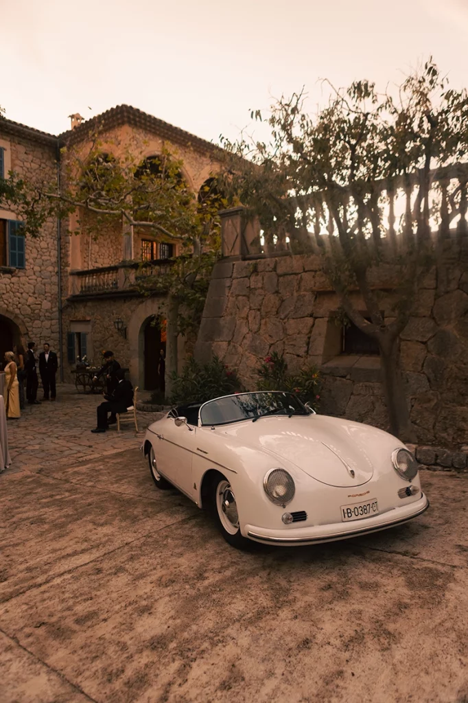 Coche clásico descapotable en una finca elegante durante una boda en Mallorca, fotografía realizada por Inma del Valle.
