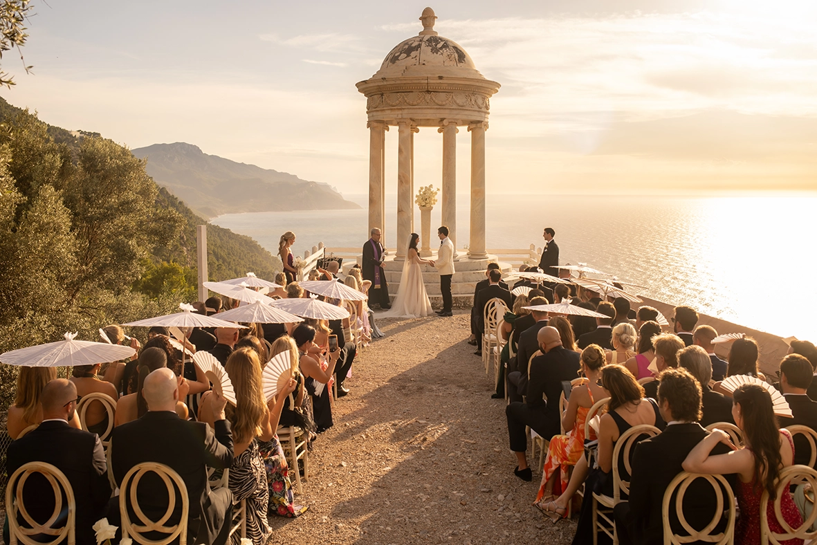 Ceremonia frente al mar durante una boda destino de lujo Mallorca en Son Marroig al atardecer, fotografía realizada por Inma del Valle.