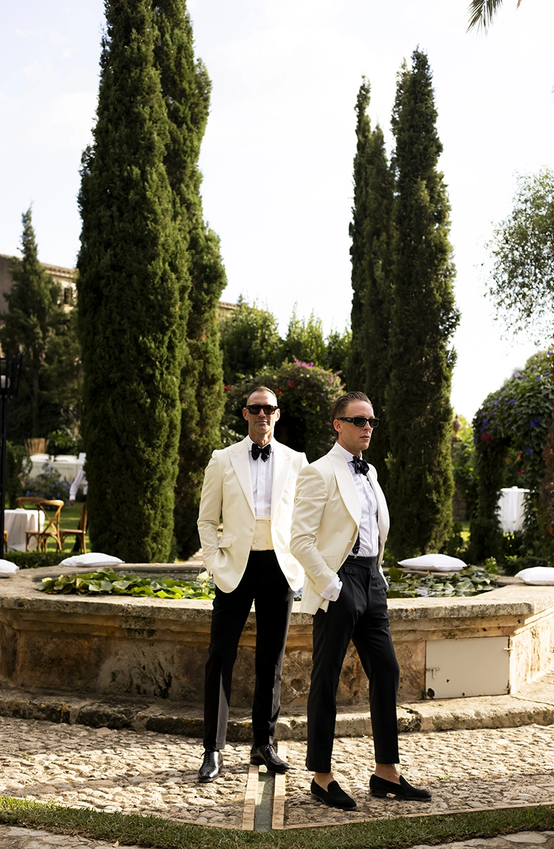 Pareja de novios durante una boda destino de lujo Mallorca en una finca elegante, fotografía realizada por Inma del Valle.
