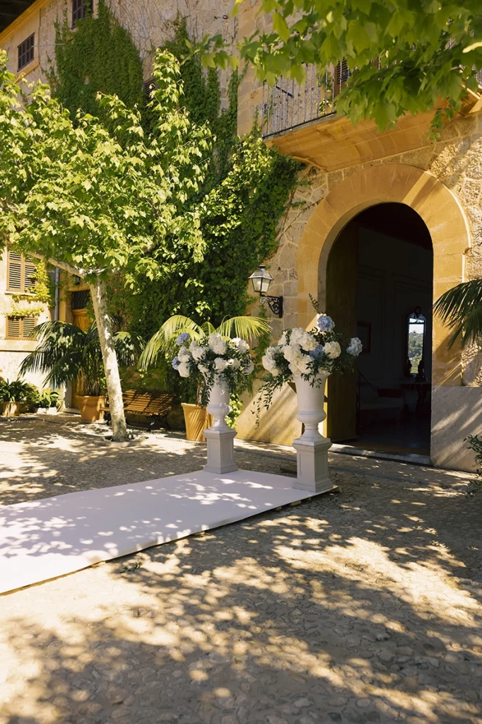 Entrada decorada para una boda destino de lujo Mallorca en una finca mediterránea, fotografía realizada por Inma del Valle.
