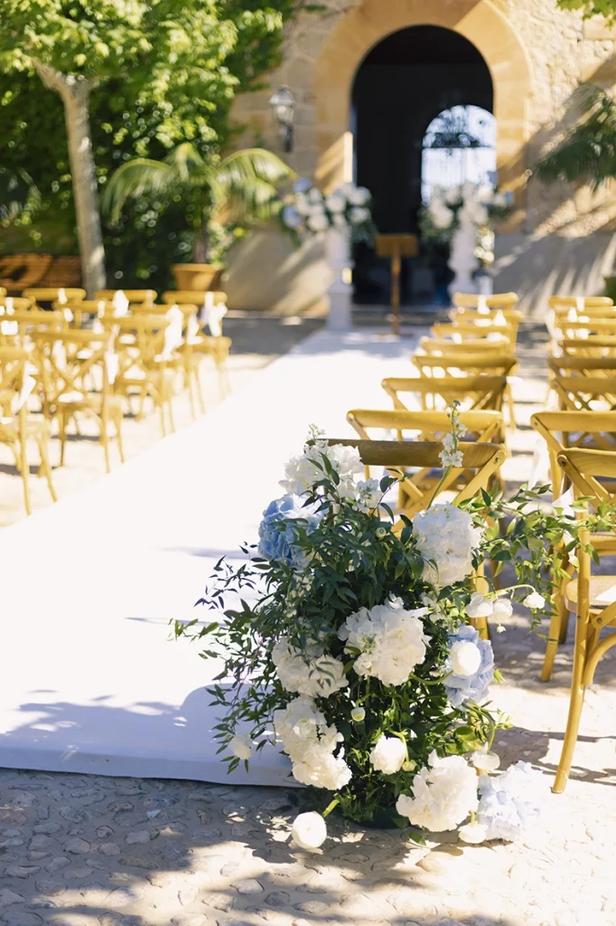 Decoración floral elegante para ceremonia de boda en una finca de Mallorca, fotografía realizada por Inma del Valle.