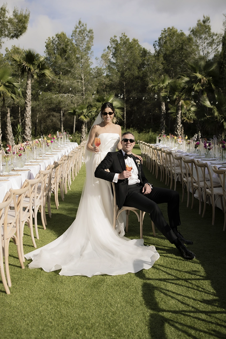 Pareja celebrando una boda destino de lujo Mallorca durante la cena al aire libre en una finca rodeada de palmeras, fotografía realizada por Inma del Valle.