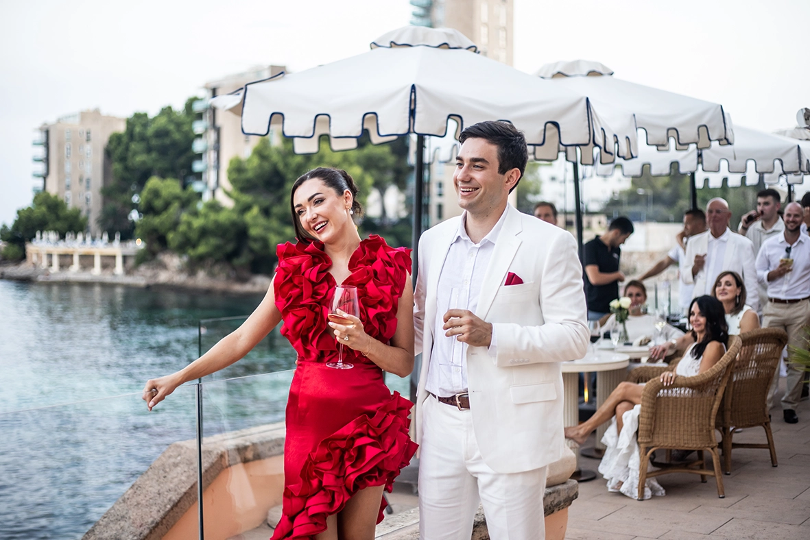Pareja disfrutando del cocktail frente al mar durante una boda elegante en Mallorca, fotografía realizada por Inma del Valle.