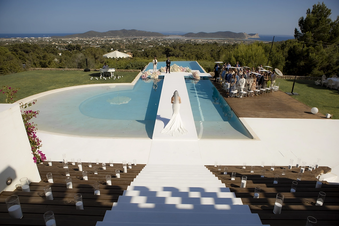 ista aérea de una boda destino de lujo Mallorca en una finca elegante con piscina infinita y ceremonia al aire libre, fotografía realizada por Inma del Valle.