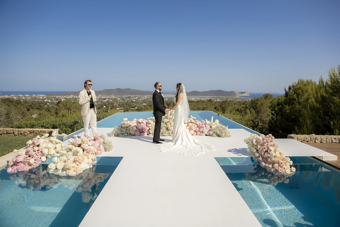 Ceremonia moderna junto a la piscina durante una boda elegante en Mallorca, fotografía realizada por Inma del Valle.