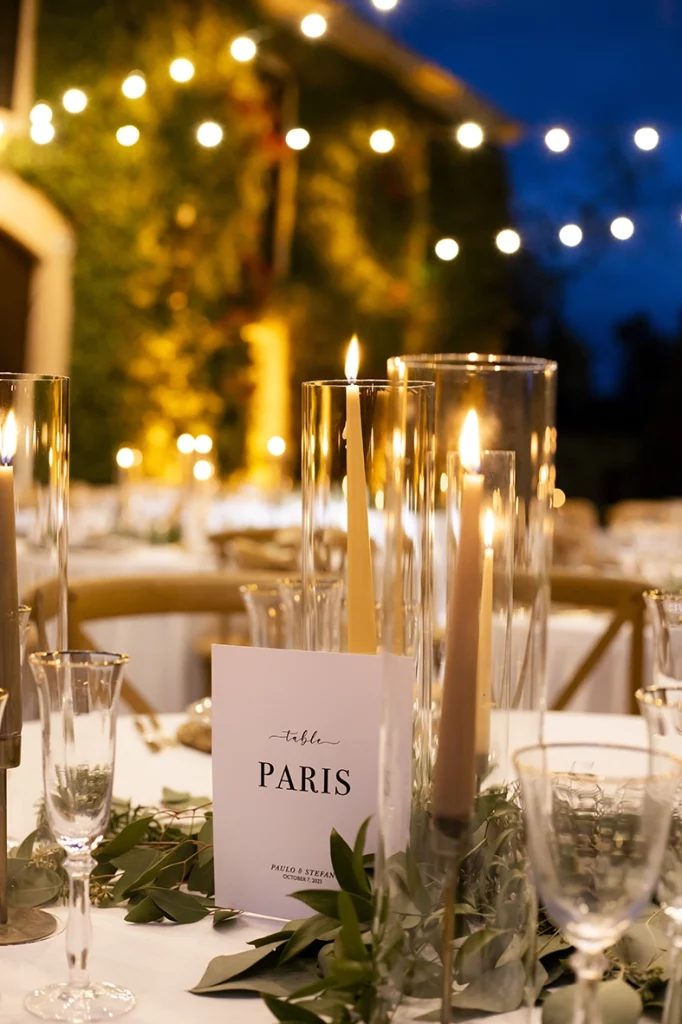 Decoración de mesa con velas durante una boda elegante en Mallorca de noche, fotografía realizada por Inma del Valle.