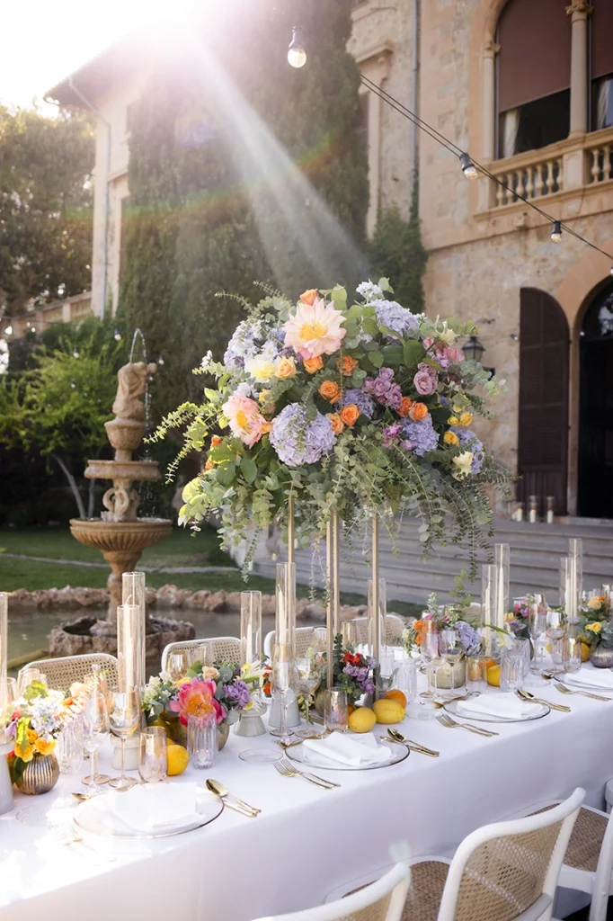 Mesa imperial decorada con flores de colores para una boda elegante en Mallorca, fotografía realizada por Inma del Valle.