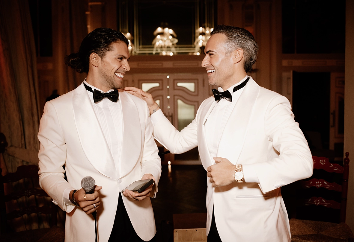 Pareja de novios sonriendo durante una boda elegante en Mallorca, fotografía realizada por Inma del Valle.