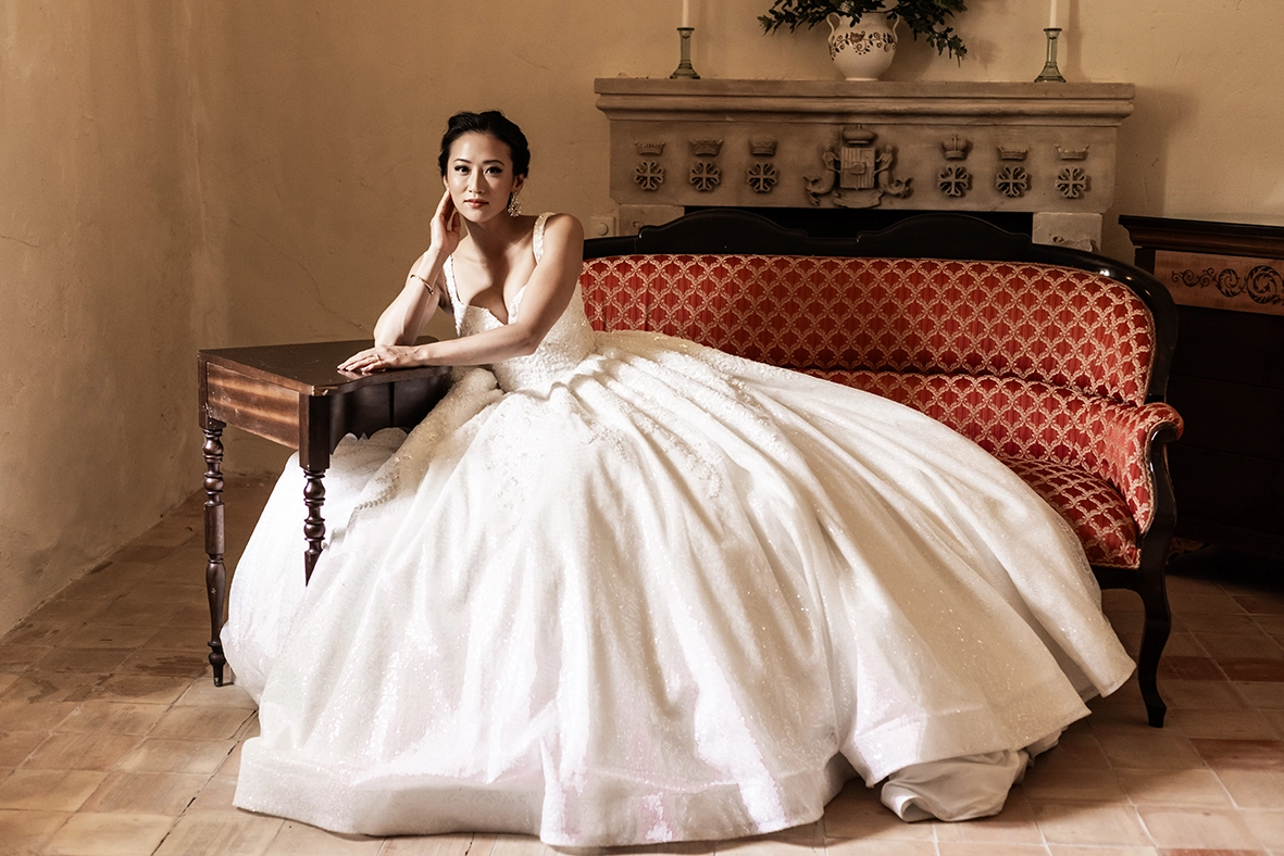 Retrato elegante de novia asiática durante una boda destino de lujo Mallorca en una finca histórica, fotografía realizada por Inma del Valle.