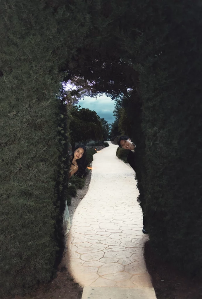 Retrato divertido de pareja durante una pedida de mano en los jardines de Belmond La Residencia Deià