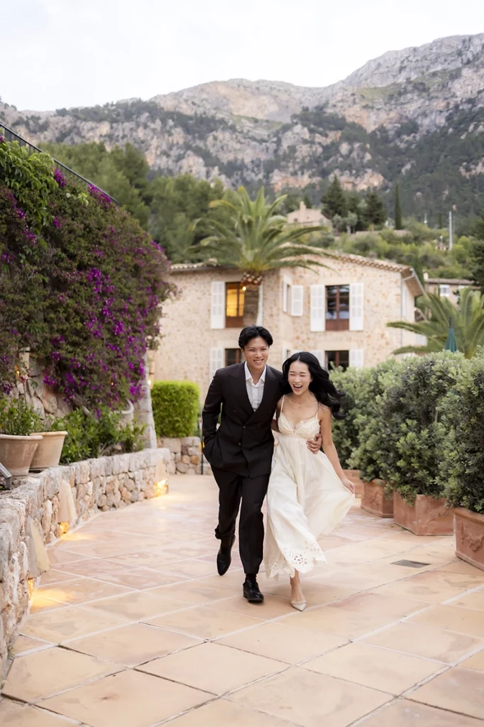 Pareja de compromiso de lujo corriendo junta en Belmond La Residencia Mallorca
