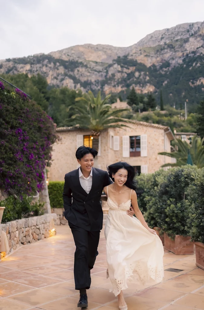 Feliz pareja de compromiso de lujo corriendo junta en Belmond La Residencia Mallorca