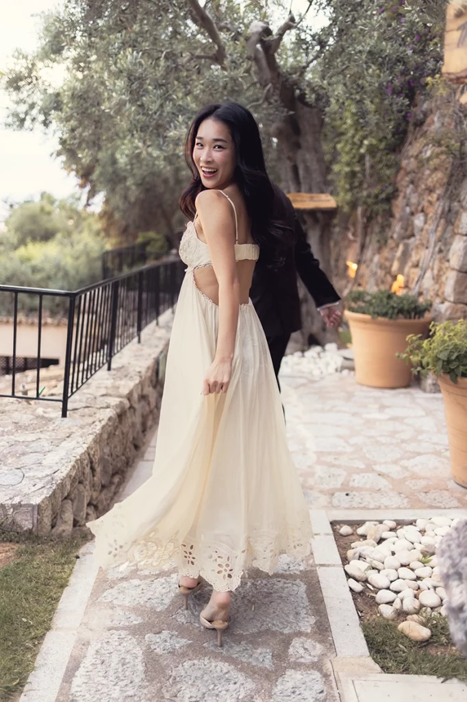 Retrato elegante de Fey durante un compromiso de lujo en Belmond La Residencia Deià