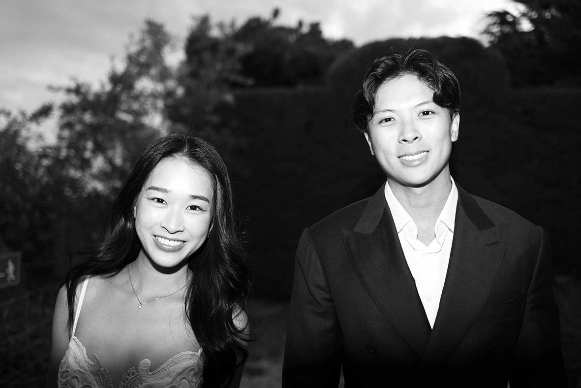 Elegante retrato de compromiso en blanco y negro de una pareja en Mallorca