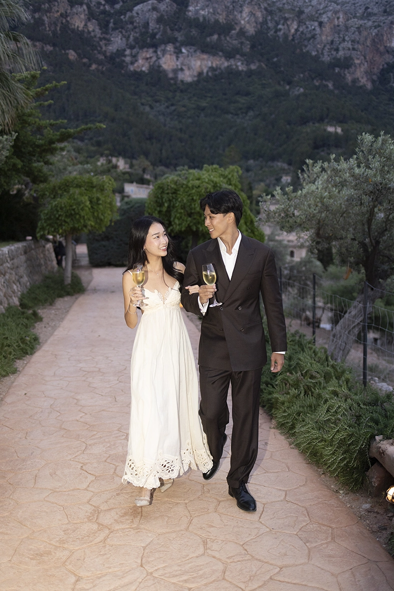 Pareja romántica caminando con copas de champán en Belmond La Residencia Mallorca