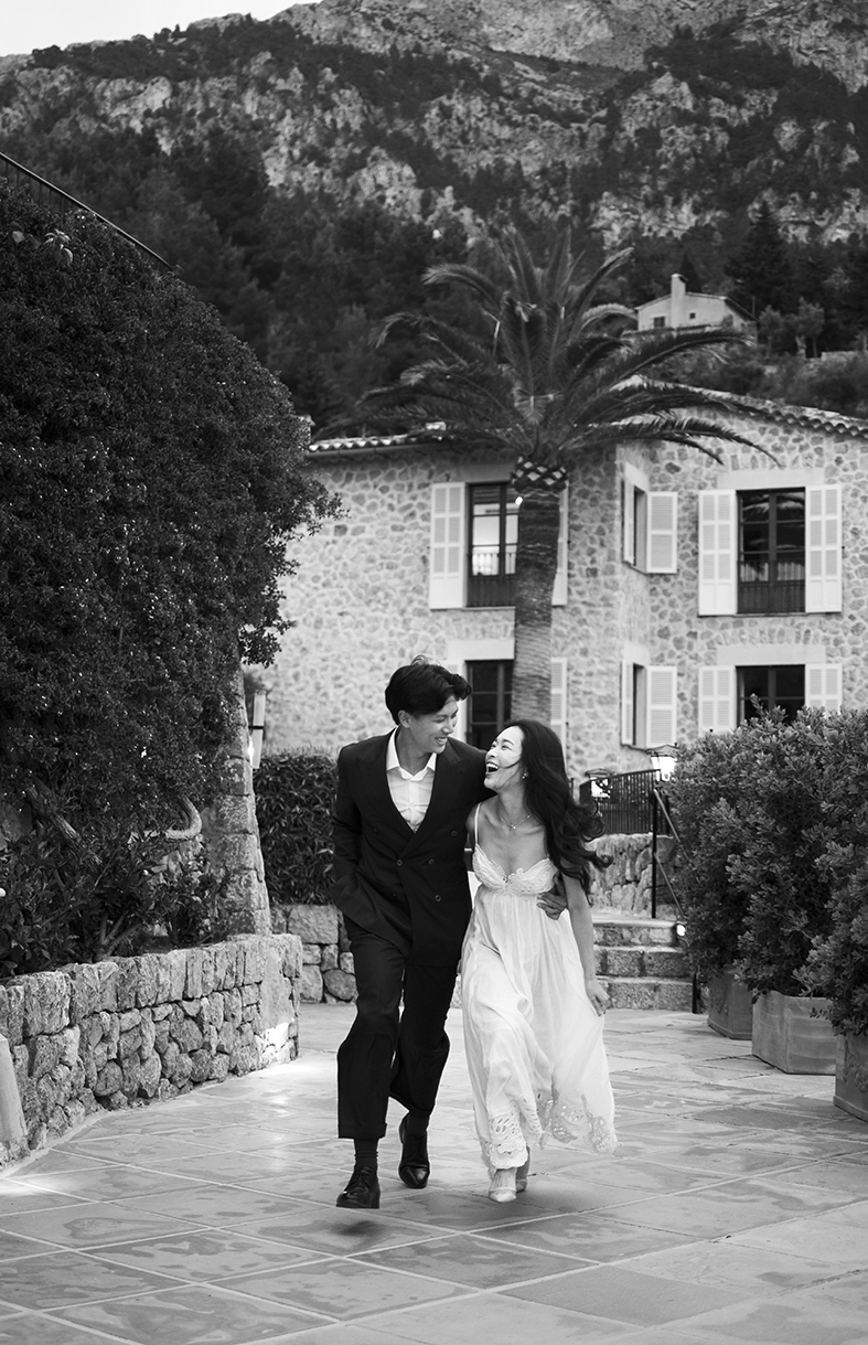 Fotografía romántica en blanco y negro de una pareja riendo en Mallorca