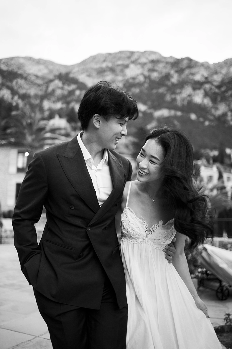 Retrato romántico en blanco y negro durante una pedida de mano en Belmond La Residencia Deià