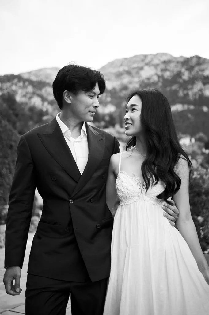 Retrato romántico en blanco y negro durante un compromiso de luejo en Belmond La Residencia Deià