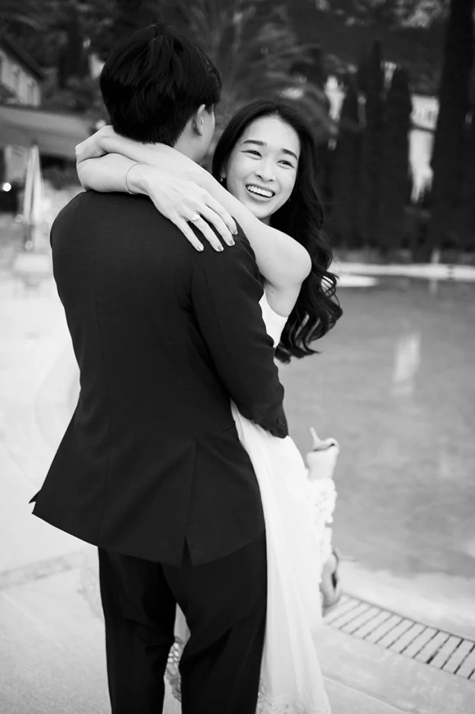 Abrazo romántico en blanco y negro durante un compromiso de lujo en Belmond La Residencia Deià