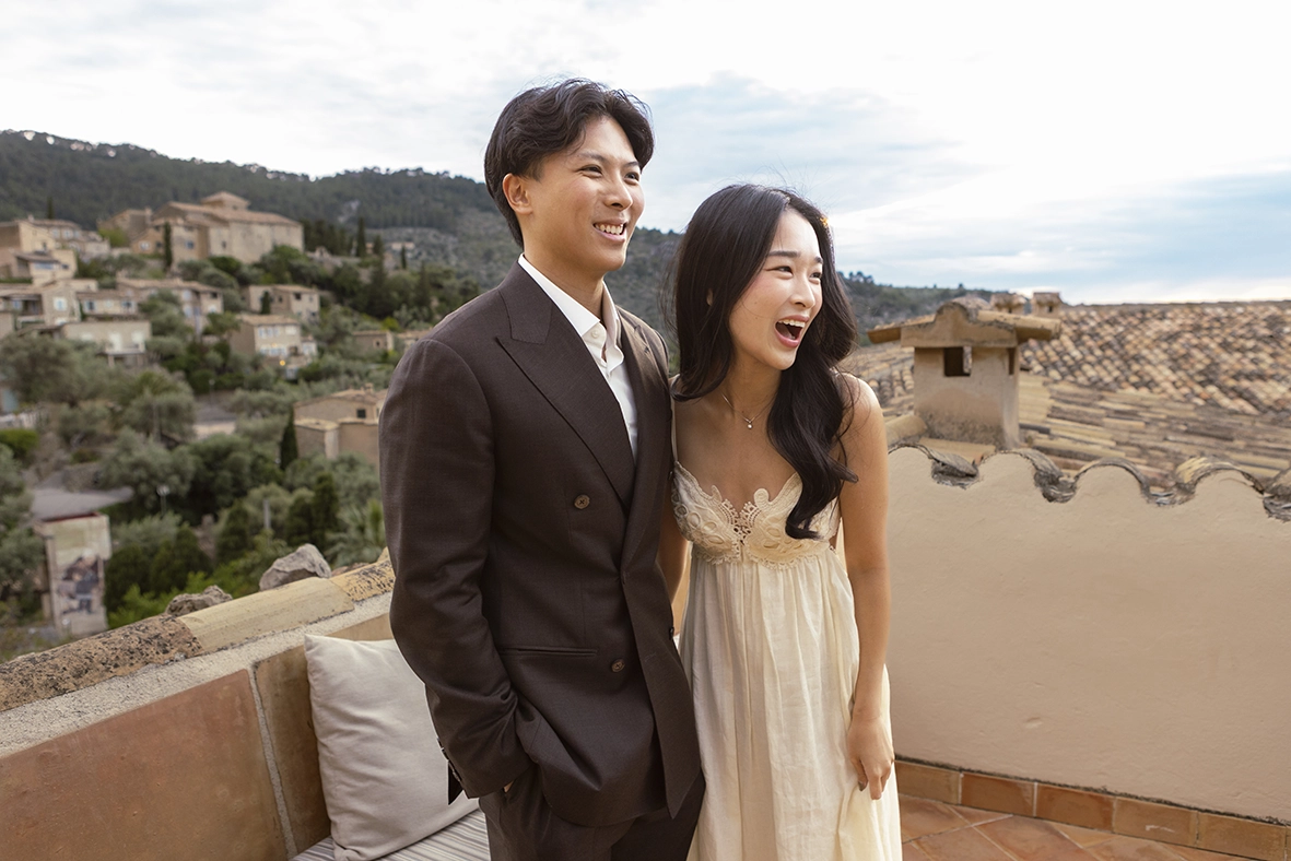 Pareja feliz después de su pedida de mano en Belmond La Residencia Deià en Mallorca
