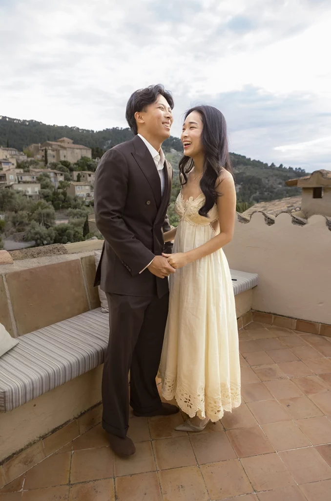 Pareja feliz celebrando su compromiso de lujo en Belmond La Residencia Deià en Mallorca
