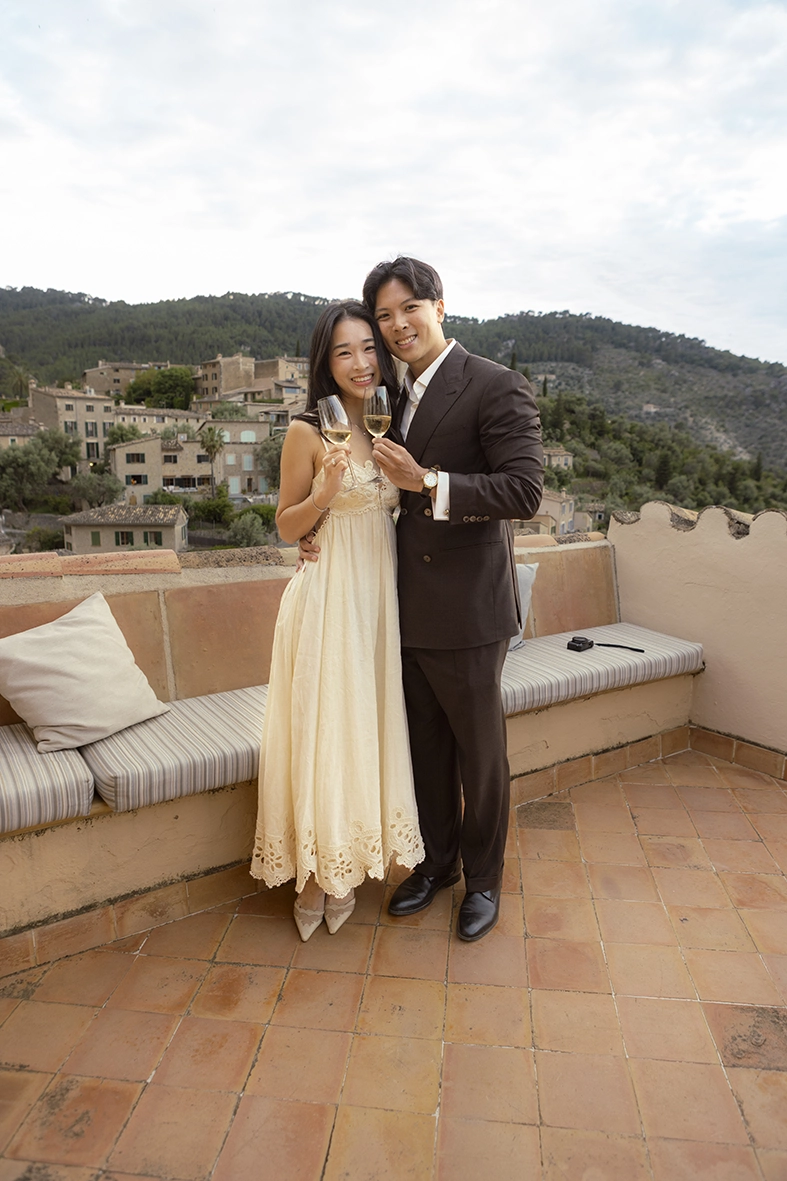 Pareja celebrando su compromiso después de una pedida de mano en Belmond La Residencia Deià en Mallorca