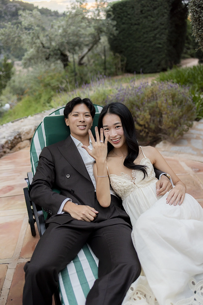 Pareja feliz mostrando el anillo de compromiso después de una pedida de mano en Belmond La Residencia Deià