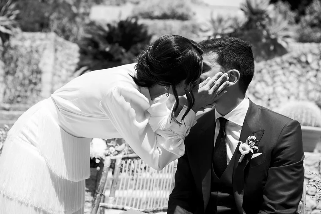couple kissing during wedding in Mallorca black and white