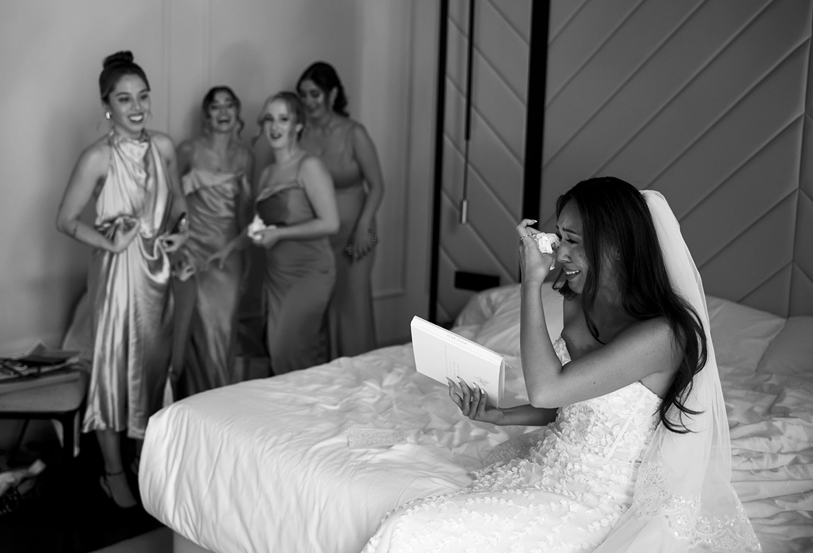emotional bride reading a letter during wedding in Mallorca black and white